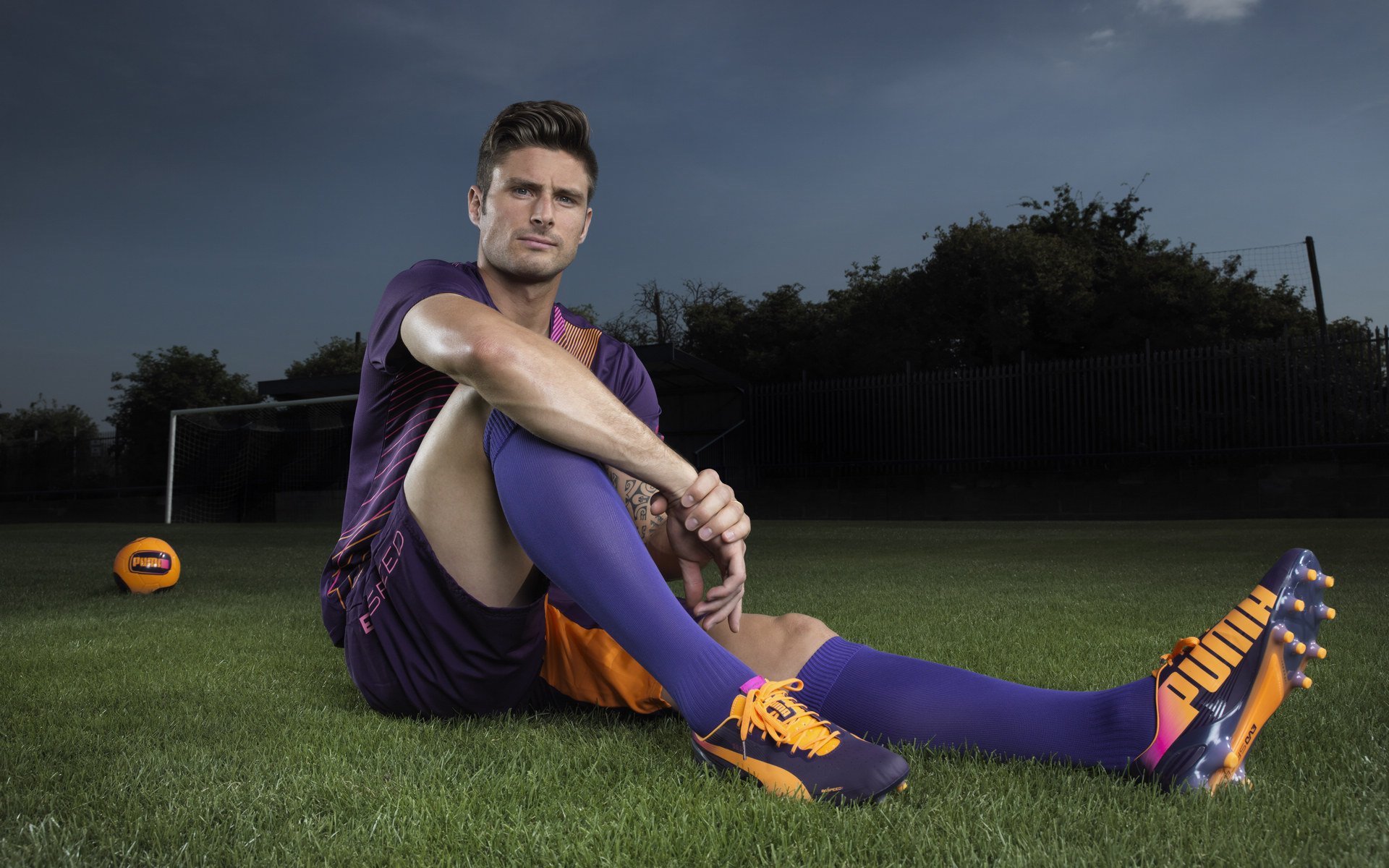 国足落点传球与球员跑位默契度对比，国足点球踢飞